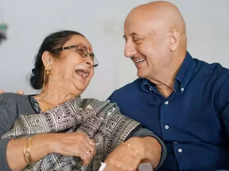 अनुपम खेर की मां ने अपने बेटे के मुंबई में 40 साल पूरे करने पर प्रतिक्रिया दी