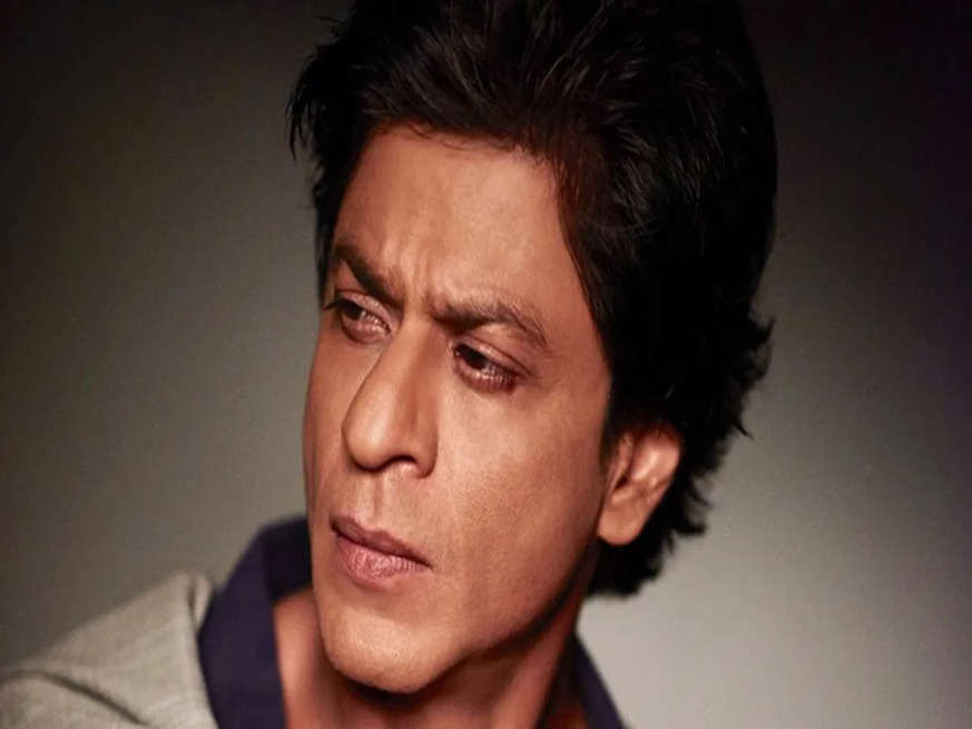 नाक की सर्जरी कर्वीने के बाद पत्नी के साथ नज़र आये Shah Rukh khan, यहाँ देखें वीडियो 
