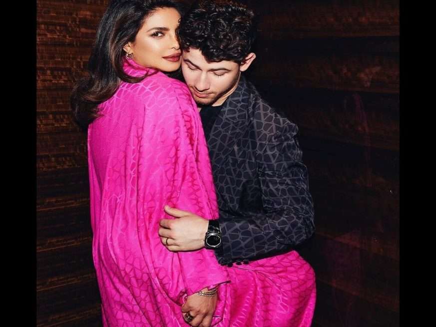 लीक हुई Priyanka Chopra और Nick Jonas की पर्सनल तस्वीरें, ऑन कैमरा इस तरह नजर आया कपल