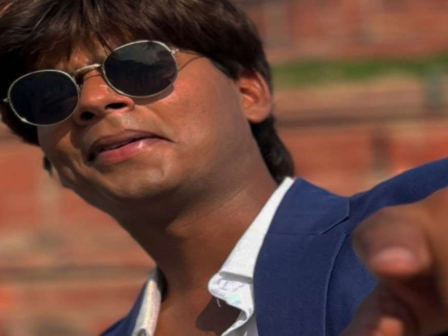 वही आँखें-वही चेहरा, व्ही अंदाज़ Shah Rukh Khan के डुप्लीकेट को देखकर चौंक जायेंगे आप, लोग बोले 90s वाला SRK